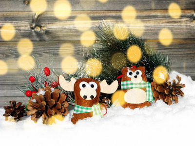 圣诞鹿装饰锥和花环灯木北图片