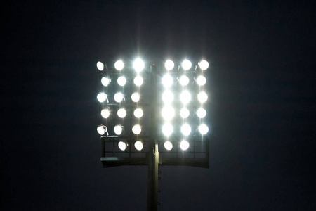 体育场灯在黑暗的夜空背景下