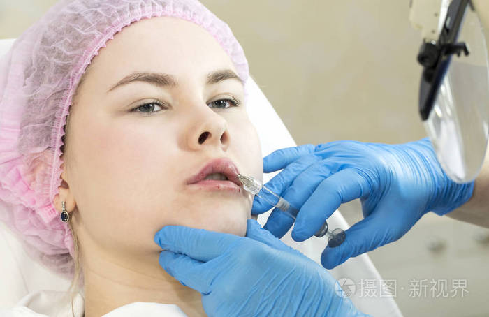 整容手术的注水地区的女人的唇边