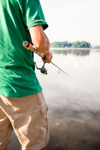 在美丽的莫尼湖上享受休闲钓鱼的男人