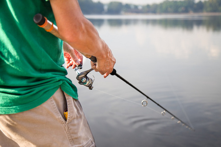 在美丽的莫尼湖上享受休闲钓鱼的男人