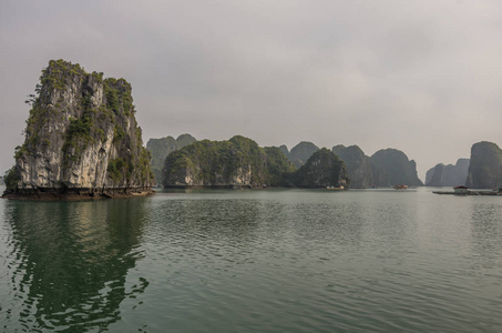 美丽的石灰岩山风光在医管局龙湾，越南北部。多云的冬季天气