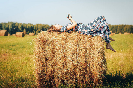 十几岁的女孩，在秋日的田野与干草堆