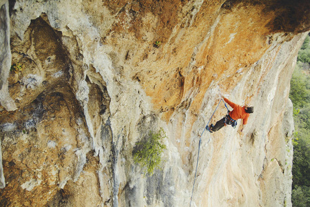 在土耳其攀岩。那家伙爬上了路线。照片来自