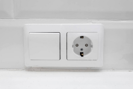 电工按照欧盟标准在米色墙上安装插座电工修理灯墙插座安装电源插座