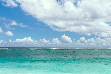晴朗的天, 蔚蓝的海洋和美丽的天空的景观。巴厘岛。热带海滩