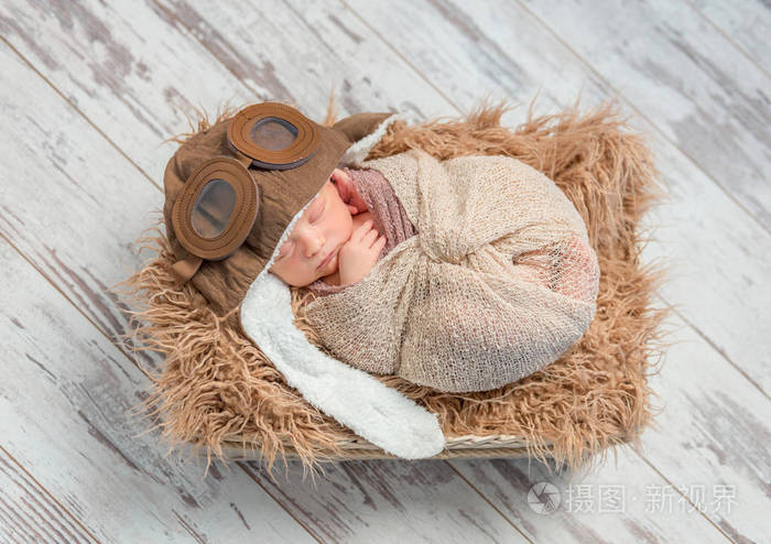 搞笑睡觉包裹新生儿试点的帽子顶视图