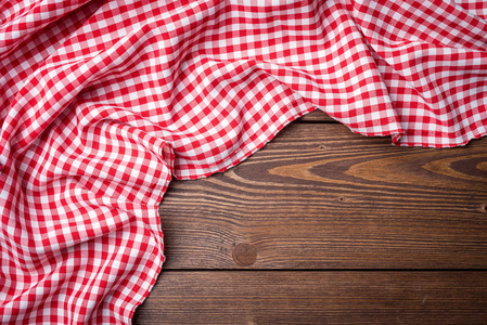 木制的桌子上的红色桌布的开销出手