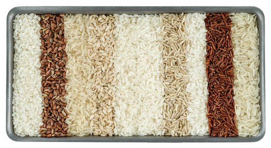 在白色背景下分离的矩形盘中的十种水稻品种