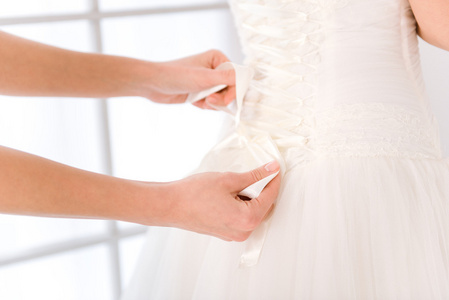 新娘穿白色的婚纱礼服
