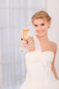 新娘控股玻璃与香槟