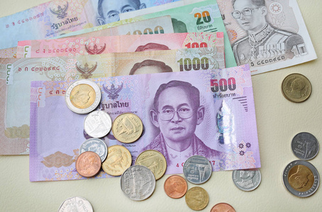 泰国纸币和硬币上奶油皮革背景