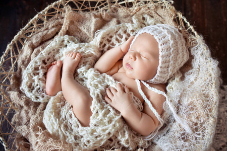 美丽的小刚出生的男孩20天睡在一个篮子蒙山 k