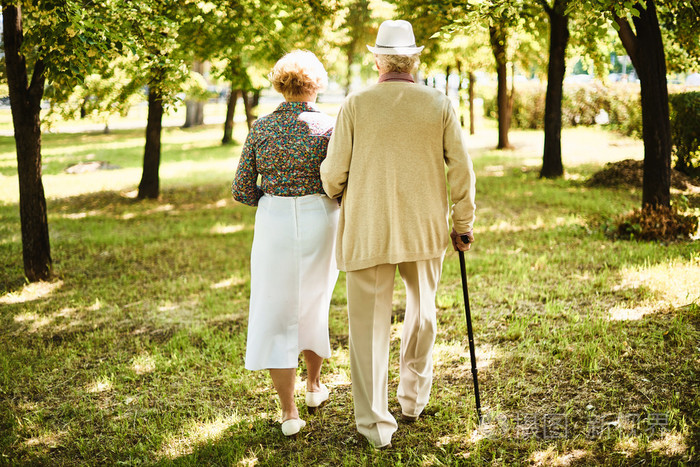 老年人在公园里散步