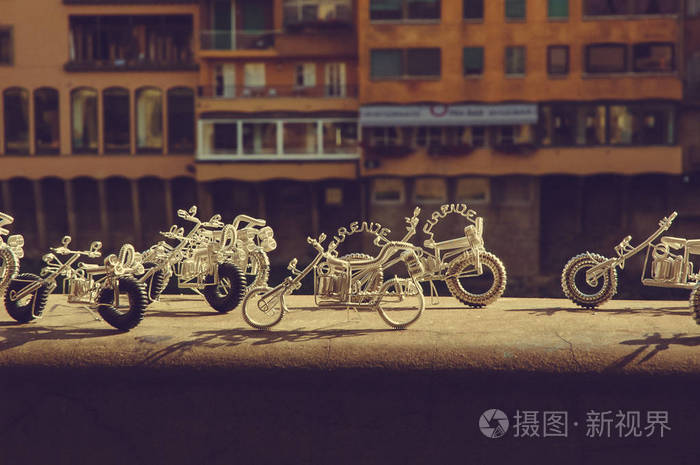 小型摩托车作为纪念品。在佛罗伦萨城市风光的背景下手工制作的小自行车