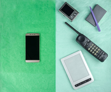 一个智能手机和它替换的东西, 在两个颜色的矩形的不同的一半。淡绿色和蓝宝石矩形
