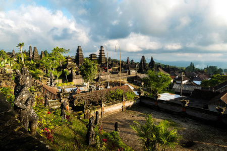 普拉从后方 Besakih 寺景。印尼巴厘岛最大的印度教寺庙