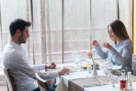食物, 圣诞节, 假日和人概念微笑的夫妇吃主菜在餐馆