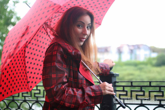女人街树上红色的伞