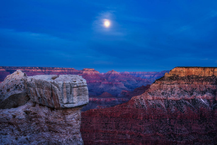 满月在大峡谷的夜空