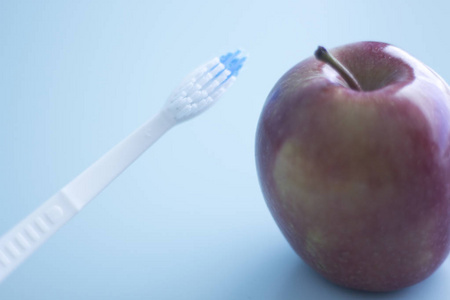 牙科的牙刷和苹果