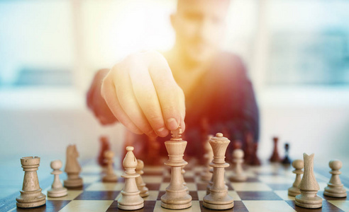 商人玩象棋游戏。企业战略理念与策略