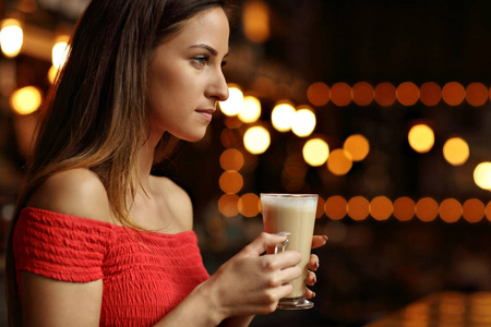 年轻女子在一家咖啡馆喝咖啡