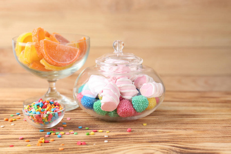 玻璃器皿用五颜六色的糖果