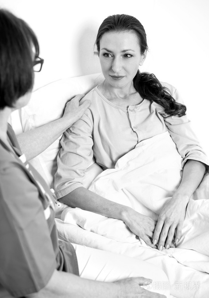 躺在医院的床上的女病人