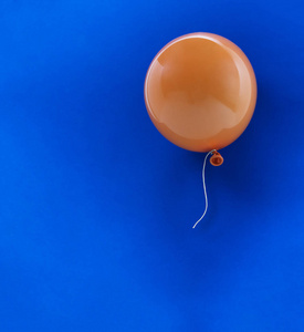 蓝色背景上的橙色气球