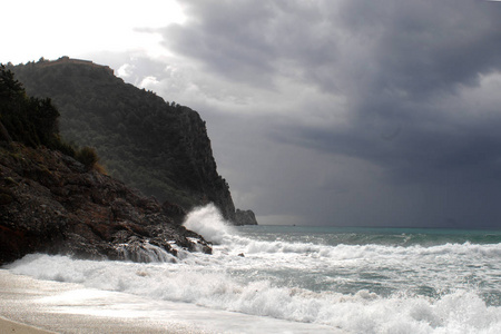 大浪压在弯曲的石头上, 暴风雨的天气, 大浪。安塔利亚, 土耳其
