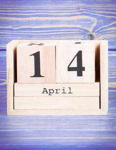 4 月 14 日。4 月 14 日在木制的多维数据集的日历上的日期