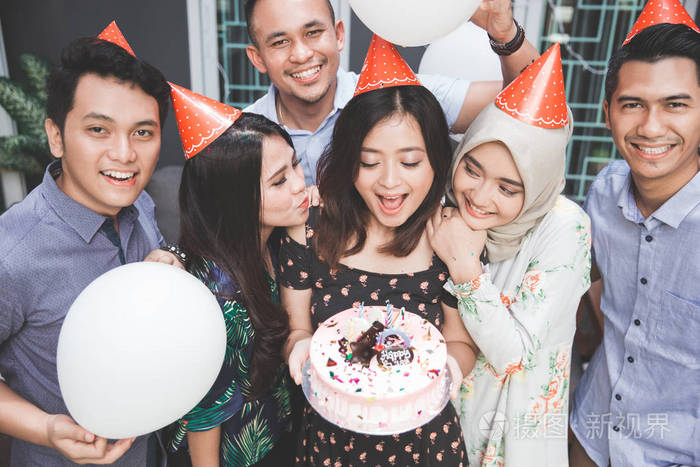 享受生日聚会和一起唱歌的朋友们