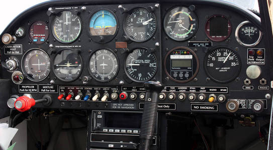 特写镜头的单引擎飞机驾驶舱仪表板