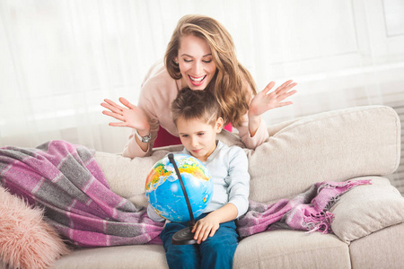母亲和儿子在家里玩环球选择去哪里旅游