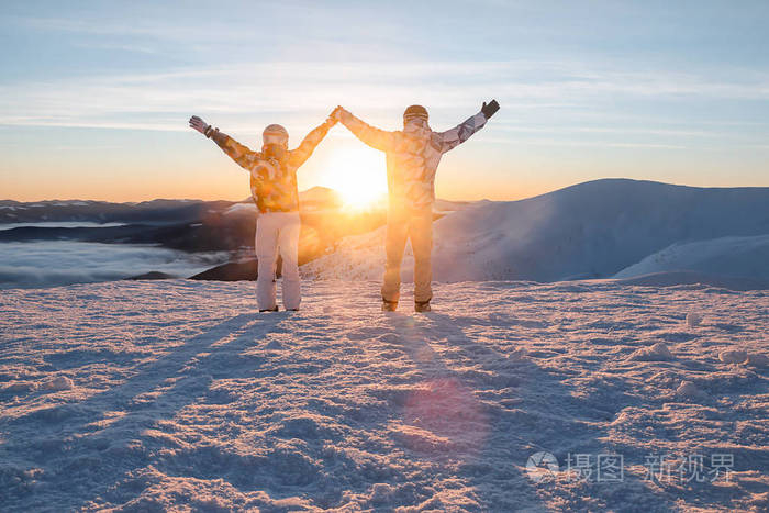 落叶飘滑雪双人图片