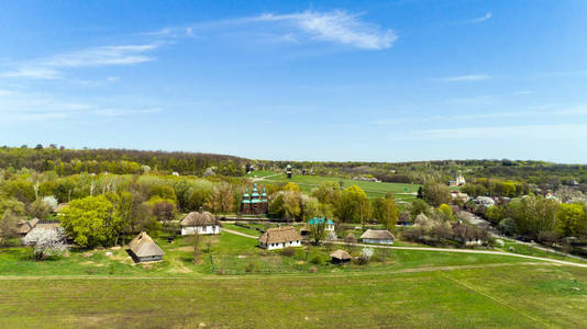 鸟瞰乌克兰传统的村庄在春天, Pirogovo, 基辅