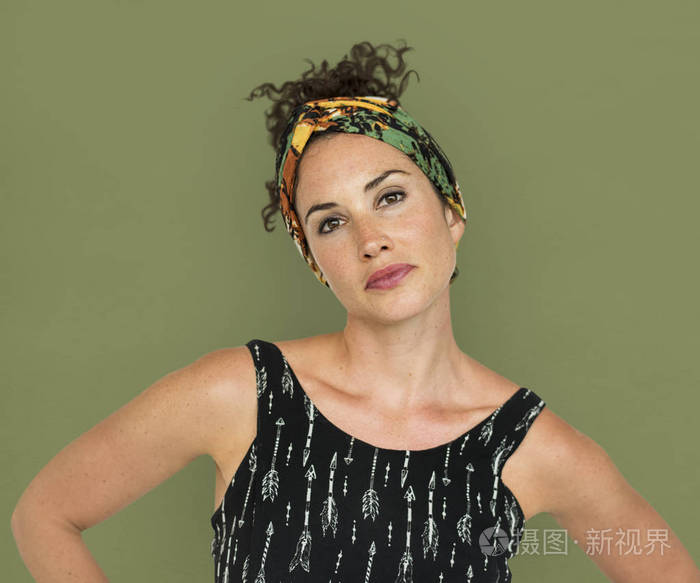 卷曲的头发的白种女人