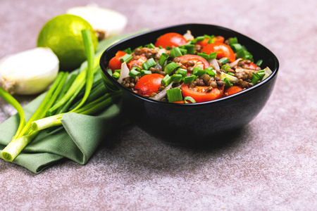 印度扁豆沙拉与素食。健康食物, 素食和 v