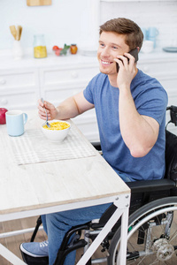 开朗的残疾人有愉快的谈话图片