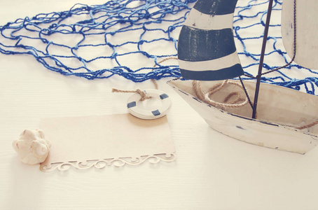 航海概念图片白色装饰帆小船与笔记在白色木桌