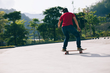 滑板 sakteboarding 在停车场