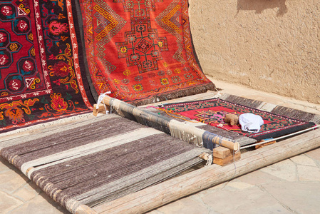 地毯织机。织机是生产各种桩平滑梭织服装和地毯的主要织机设备或设备 亚麻麻棉丝绸羊毛