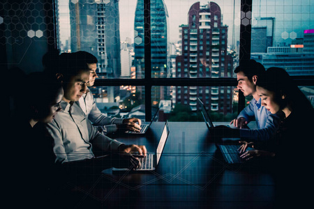 夜间加班一群在夜间加班的商务人员照片