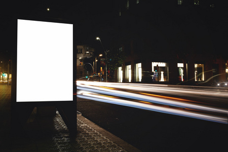 背景为夜间城市的空白广告牌