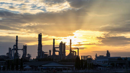 燃气涡轮电力电器厂在黄昏与橙色的天空照片