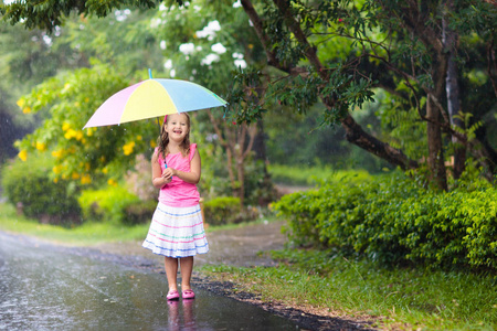 雨舞蹈夏天雨中玩雨伞的孩子照片