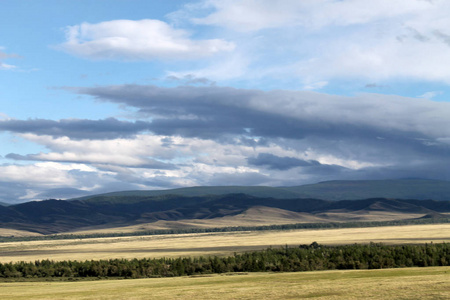 蓝色天空下的宽草原与白云萨扬山脉西伯利亚俄国