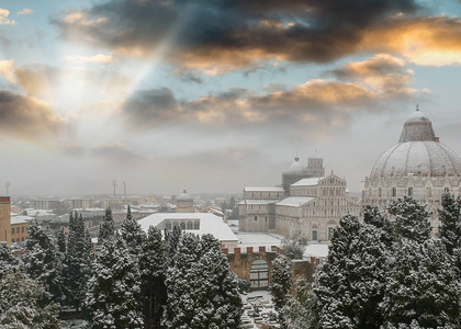 比萨, 意大利。广场的奇迹与雪, 空中日落视图