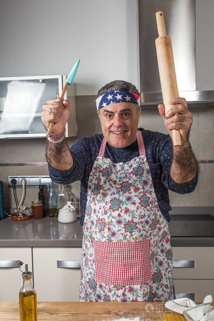 男厨师做意大利面条